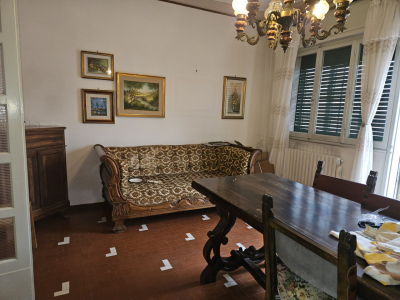 In esclusiva presso la nostra agenzia, proponiamo un luminoso appartamento quadrilocale situato a...