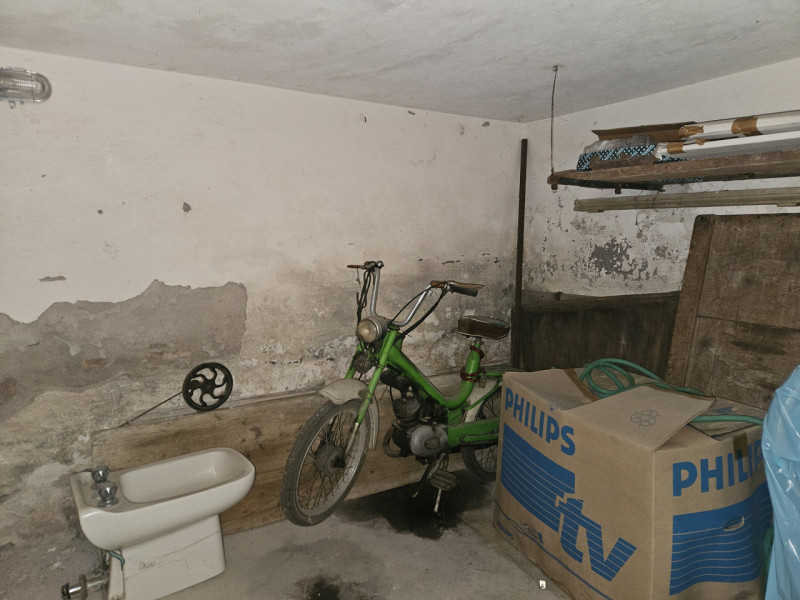 In esclusiva presso la nostra agenzia, proponiamo un luminoso appartamento quadrilocale situato a...