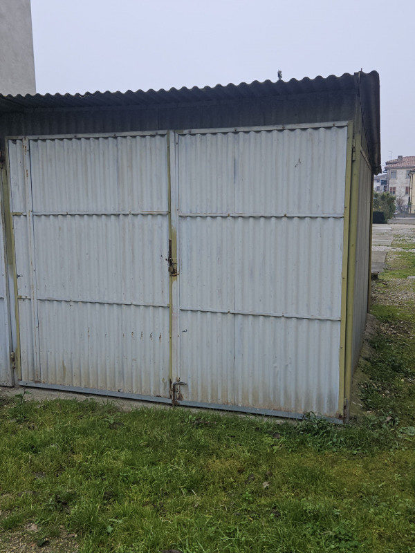 In esclusiva presso la nostra agenzia, proponiamo un luminoso appartamento quadrilocale situato a...