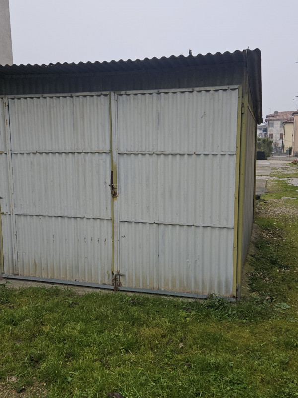 In esclusiva presso la nostra agenzia, proponiamo un luminoso appartamento quadrilocale situato a...