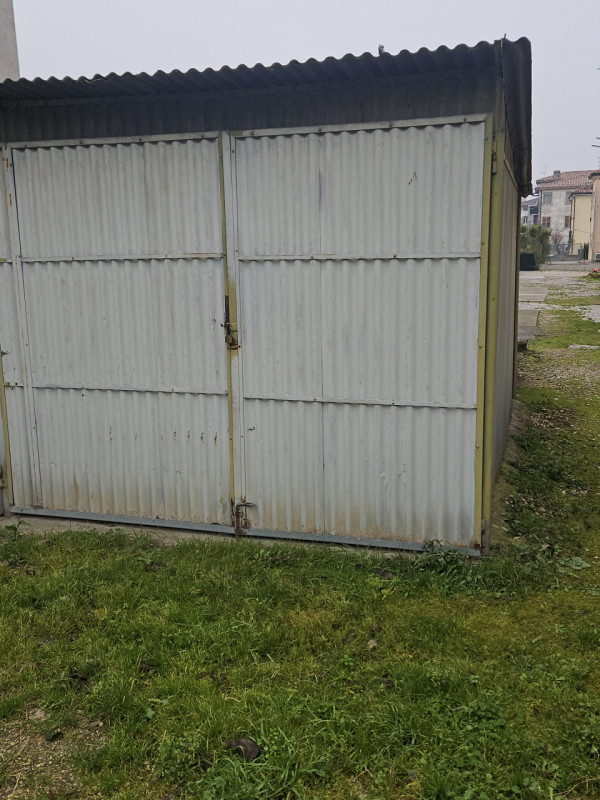 In esclusiva presso la nostra agenzia, proponiamo un luminoso appartamento quadrilocale situato a...