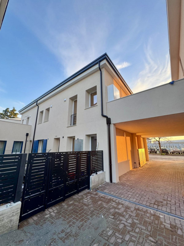 COMPOSIZIONE:
Proponiamo in vendita un appartamento di nuova costruzione situato al piano primo. ...