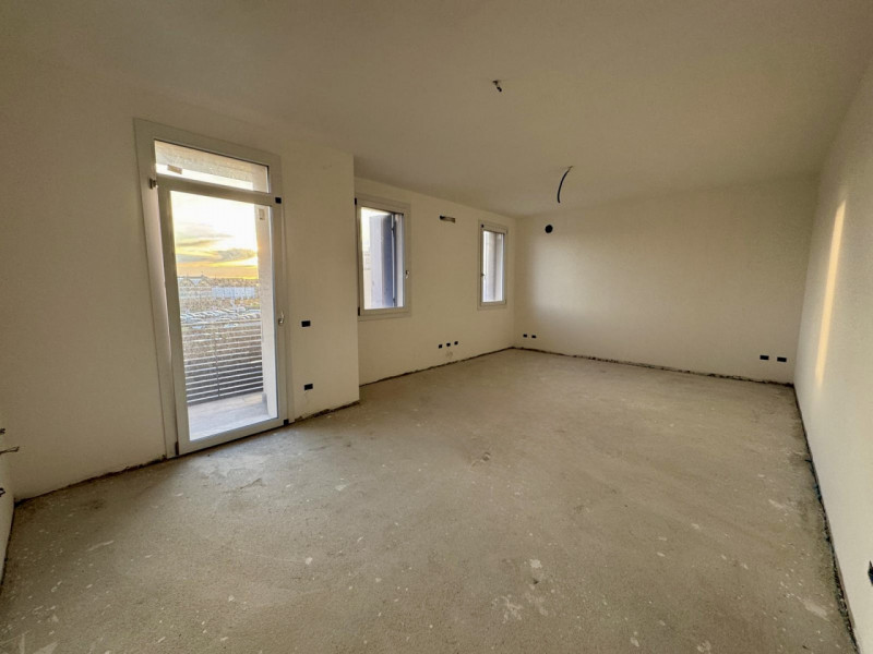 COMPOSIZIONE:
Proponiamo in vendita un appartamento di nuova costruzione situato al piano primo. ...