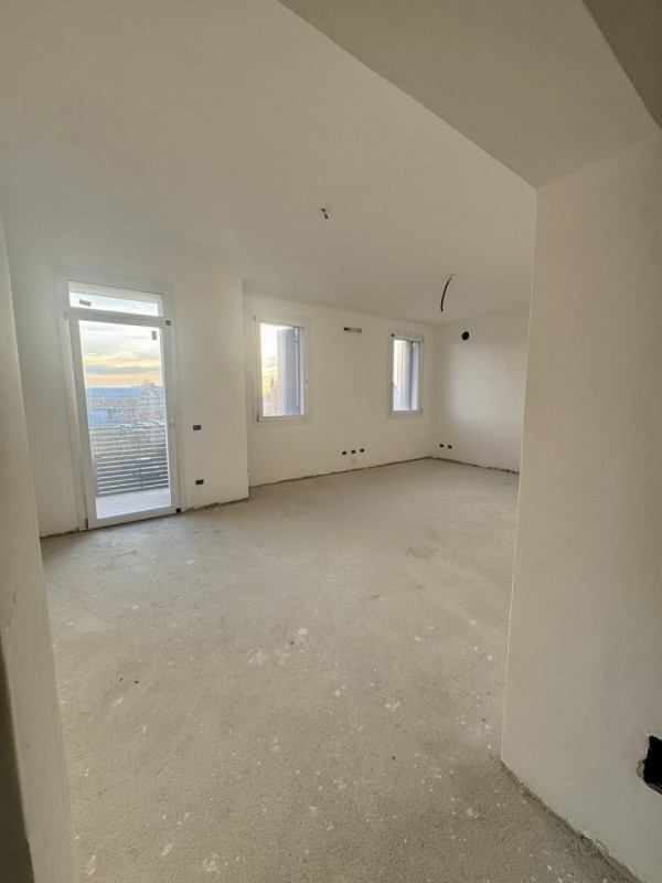 COMPOSIZIONE:
Proponiamo in vendita un appartamento di nuova costruzione situato al piano primo. ...