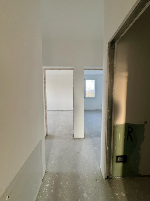 COMPOSIZIONE:
Proponiamo in vendita un appartamento di nuova costruzione situato al piano primo. ...