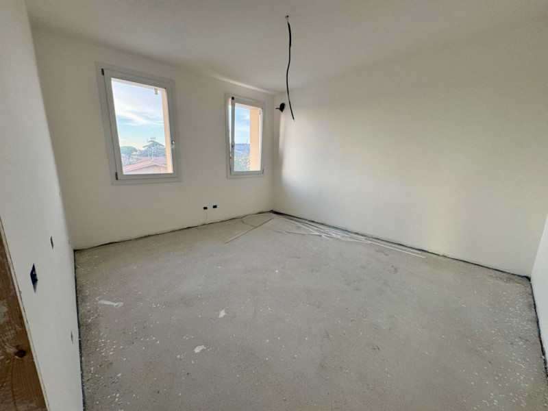 COMPOSIZIONE:
Proponiamo in vendita un appartamento di nuova costruzione situato al piano primo. ...