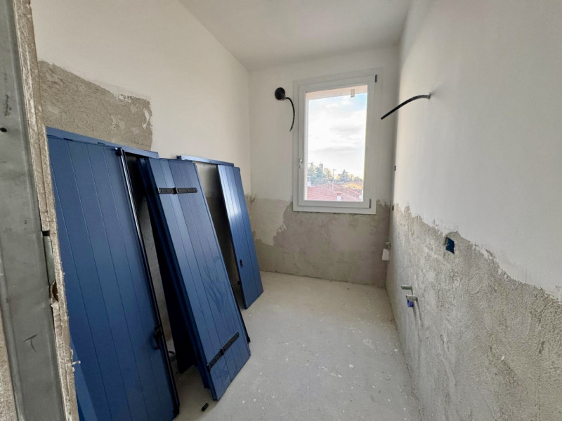 COMPOSIZIONE:
Proponiamo in vendita un appartamento di nuova costruzione situato al piano primo. ...