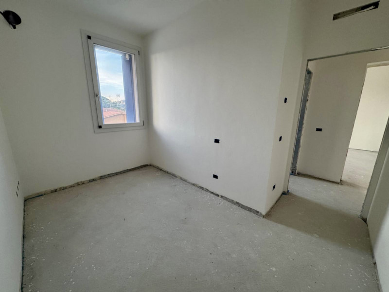 COMPOSIZIONE:
Proponiamo in vendita un appartamento di nuova costruzione situato al piano primo. ...