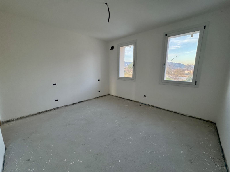 COMPOSIZIONE:
Proponiamo in vendita un appartamento di nuova costruzione situato al piano primo. ...