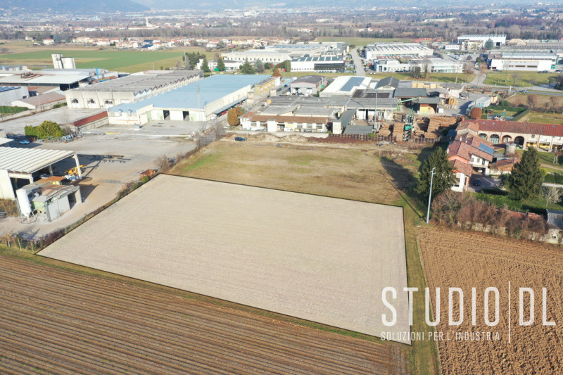 Proponiamo in vendita terreno edificabile di circa 4.740 mq situato a San Vito di Leguzzano (VI),...