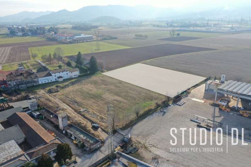 Proponiamo in vendita terreno edificabile di circa 4.740 mq situato a San Vito di Leguzzano (VI),...
