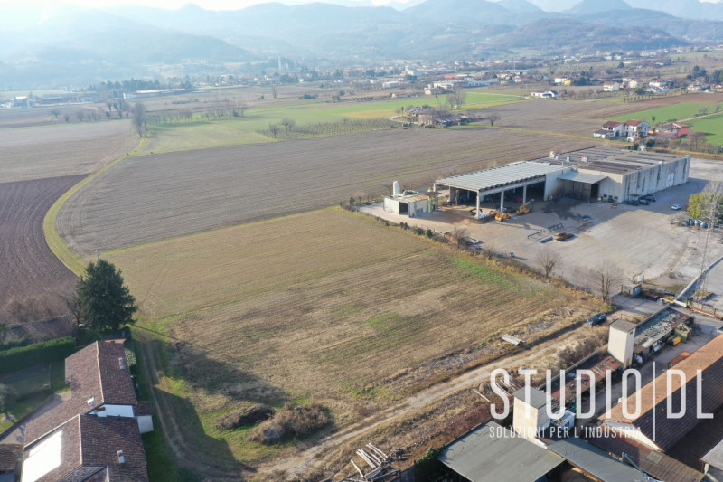 Proponiamo in vendita terreno edificabile di circa 4.740 mq situato a San Vito di Leguzzano (VI),...