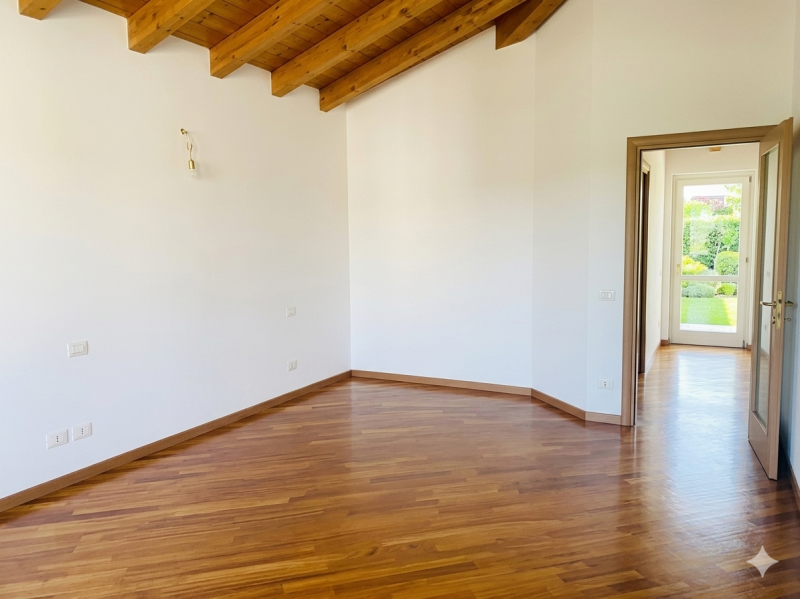 (Per INFO 3316190143) A Trebaseleghe, in una zona centrale del paese, proponiamo in vendita un ap...