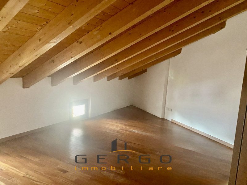 (Per INFO 3316190143) A Trebaseleghe, in una zona centrale del paese, proponiamo in vendita un ap...