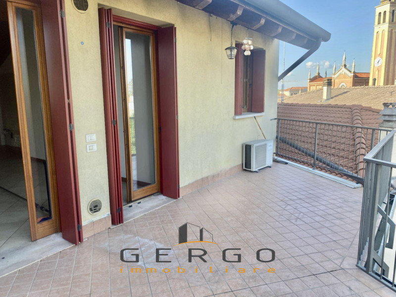 (Per INFO 3316190143) A Trebaseleghe, in una zona centrale del paese, proponiamo in vendita un ap...