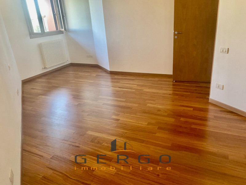 (Per INFO 3316190143) A Trebaseleghe, in una zona centrale del paese, proponiamo in vendita un ap...