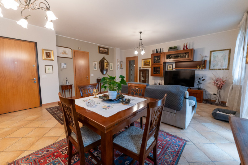 Proponiamo in vendita un raffinato duplex con un'ampia metratura di circa 150 mq, situato nella t...