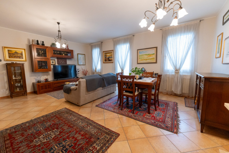 Proponiamo in vendita un raffinato duplex con un'ampia metratura di circa 150 mq, situato nella t...