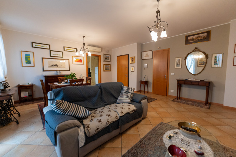 Proponiamo in vendita un raffinato duplex con un'ampia metratura di circa 150 mq, situato nella t...