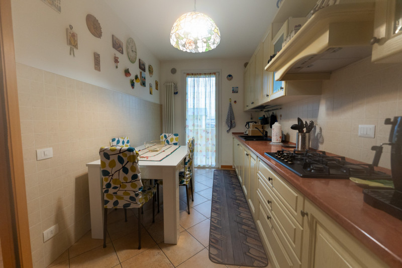 Proponiamo in vendita un raffinato duplex con un'ampia metratura di circa 150 mq, situato nella t...