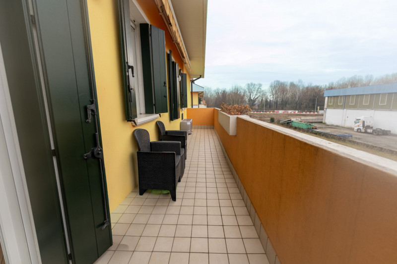 Proponiamo in vendita un raffinato duplex con un'ampia metratura di circa 150 mq, situato nella t...