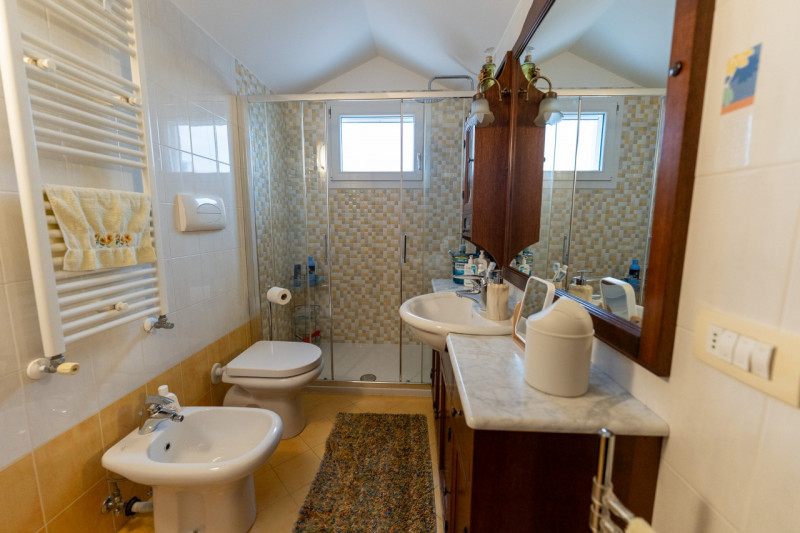 Proponiamo in vendita un raffinato duplex con un'ampia metratura di circa 150 mq, situato nella t...