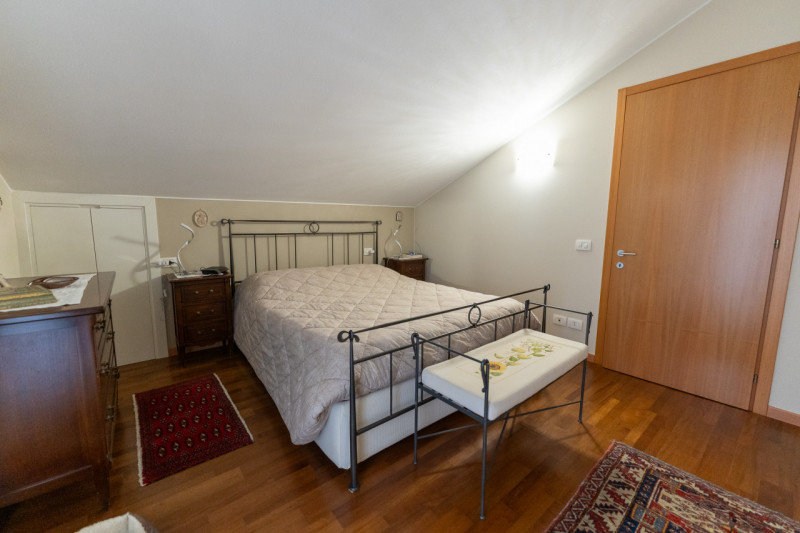 Proponiamo in vendita un raffinato duplex con un'ampia metratura di circa 150 mq, situato nella t...