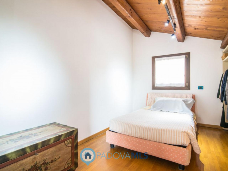 Immobile in esclusiva al Gruppo Padova MLS
Villa singola di pregio a Bragni Cadoneghe, caratteriz...