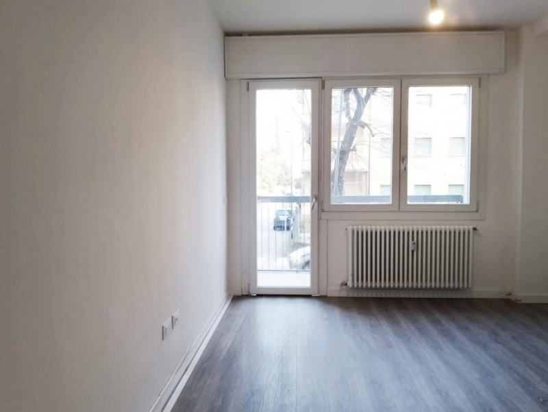 (Per INFO Mara 3481536890) A Treviso, in zona Santa Maria del Rovere, proponiamo in vendita un ma...