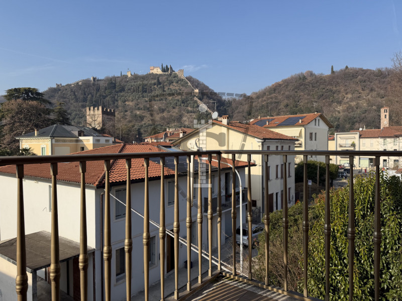 Sei alla ricerca di uno spazioso appartamento disponibile da subito? Questa soluzione a Marostica...