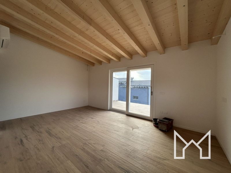 TRAVETTORE- Inserito in un quartiere chiuso e di recente costruzione, proponiamo appartamento tri...