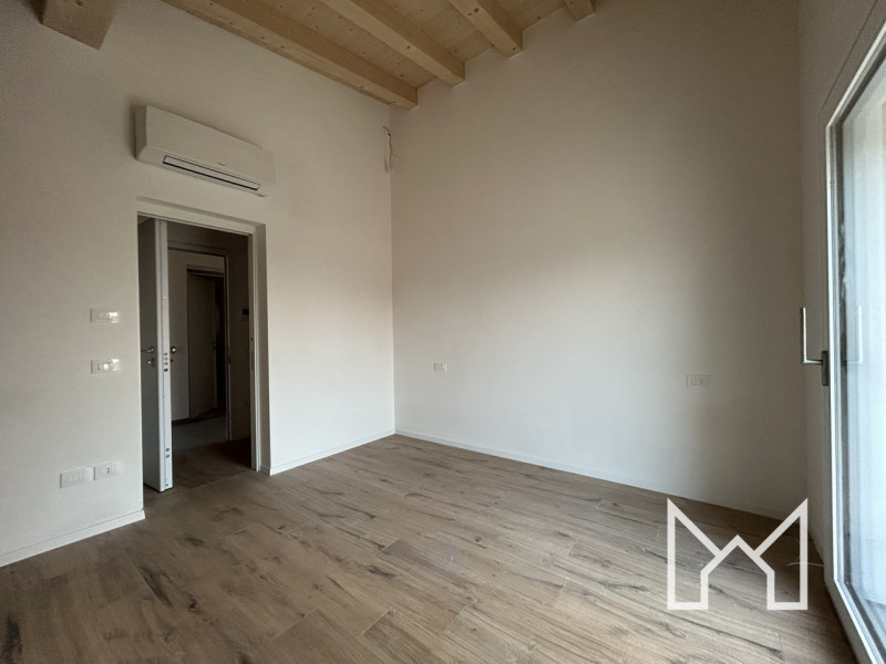 TRAVETTORE- Inserito in un quartiere chiuso e di recente costruzione, proponiamo appartamento tri...