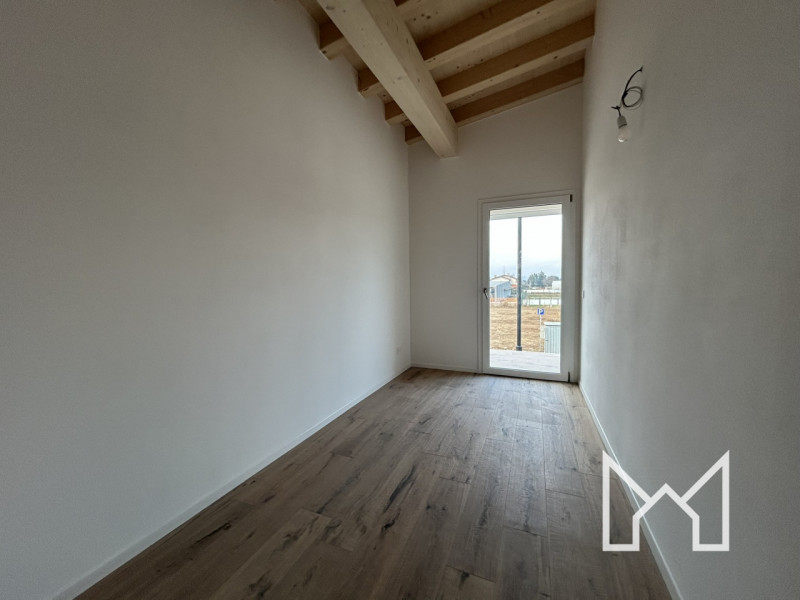 TRAVETTORE- Inserito in un quartiere chiuso e di recente costruzione, proponiamo appartamento tri...