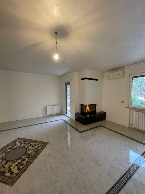 Abano Terme vendesi elegante e raffinato appartamento al primo ed ultimo piano in contesto di sol...