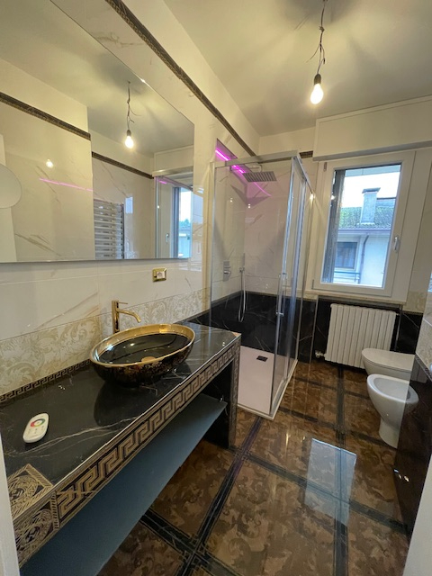 Abano Terme vendesi elegante e raffinato appartamento al primo ed ultimo piano in contesto di sol...