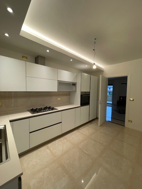 Abano Terme vendesi elegante e raffinato appartamento al primo ed ultimo piano in contesto di sol...