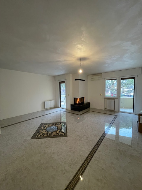 Abano Terme vendesi elegante e raffinato appartamento al primo ed ultimo piano in contesto di sol...