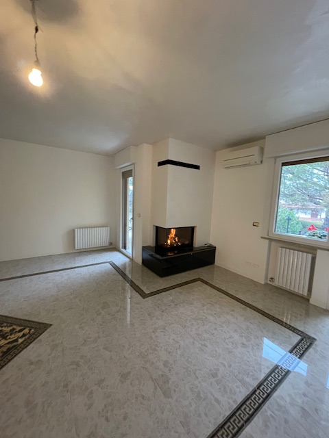 Abano Terme vendesi elegante e raffinato appartamento al primo ed ultimo piano in contesto di sol...