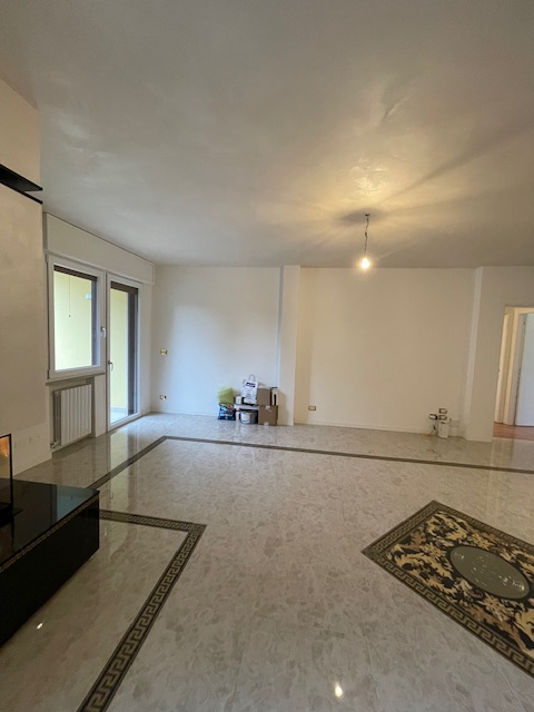 Abano Terme vendesi elegante e raffinato appartamento al primo ed ultimo piano in contesto di sol...