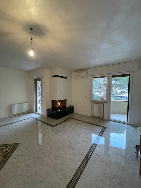 Abano Terme vendesi elegante e raffinato appartamento al primo ed ultimo piano in contesto di sol...