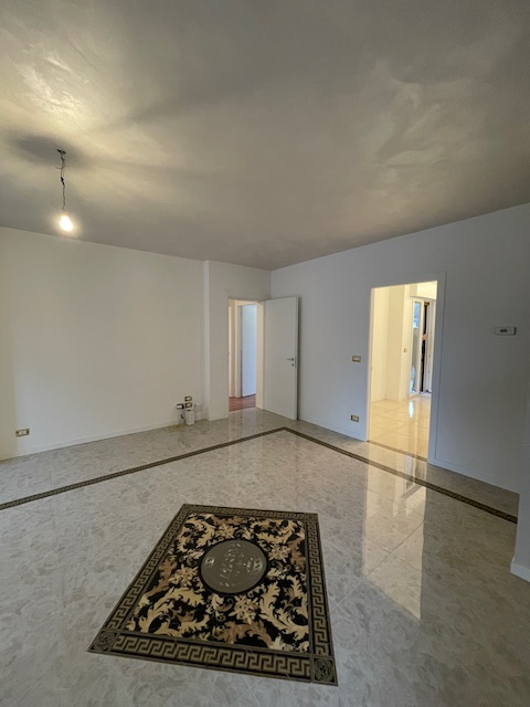 Abano Terme vendesi elegante e raffinato appartamento al primo ed ultimo piano in contesto di sol...