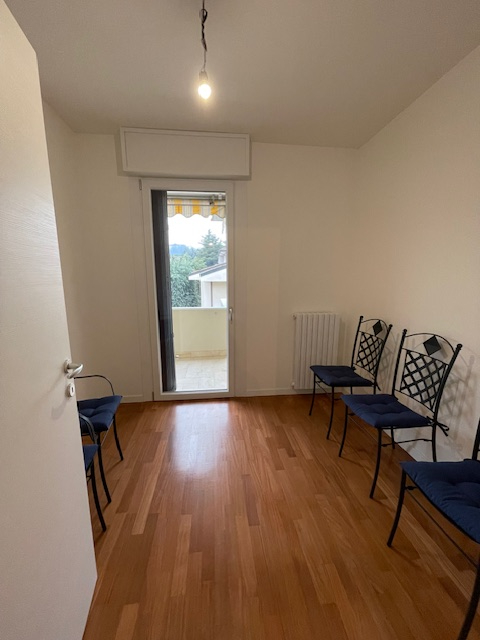 Abano Terme vendesi elegante e raffinato appartamento al primo ed ultimo piano in contesto di sol...