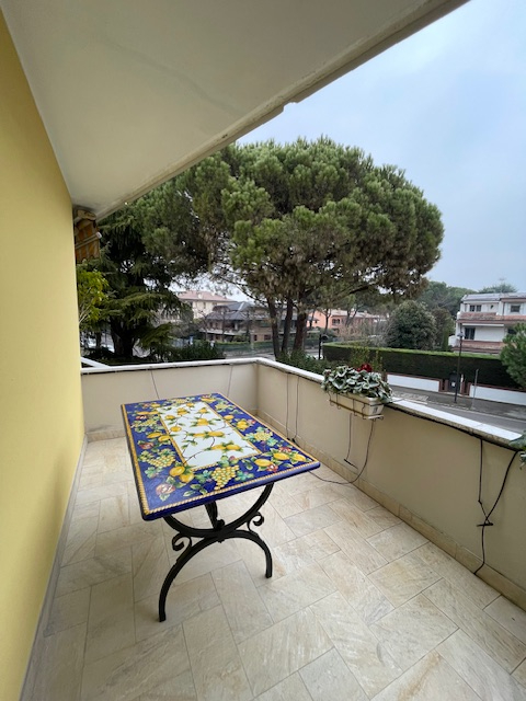 Abano Terme vendesi elegante e raffinato appartamento al primo ed ultimo piano in contesto di sol...