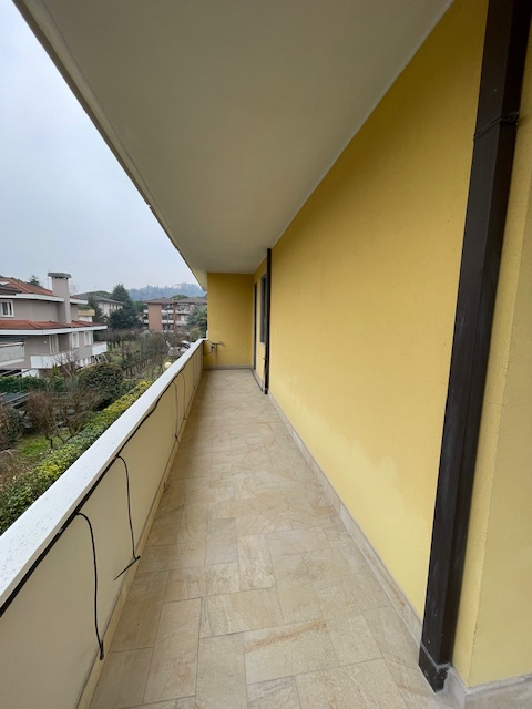 Abano Terme vendesi elegante e raffinato appartamento al primo ed ultimo piano in contesto di sol...