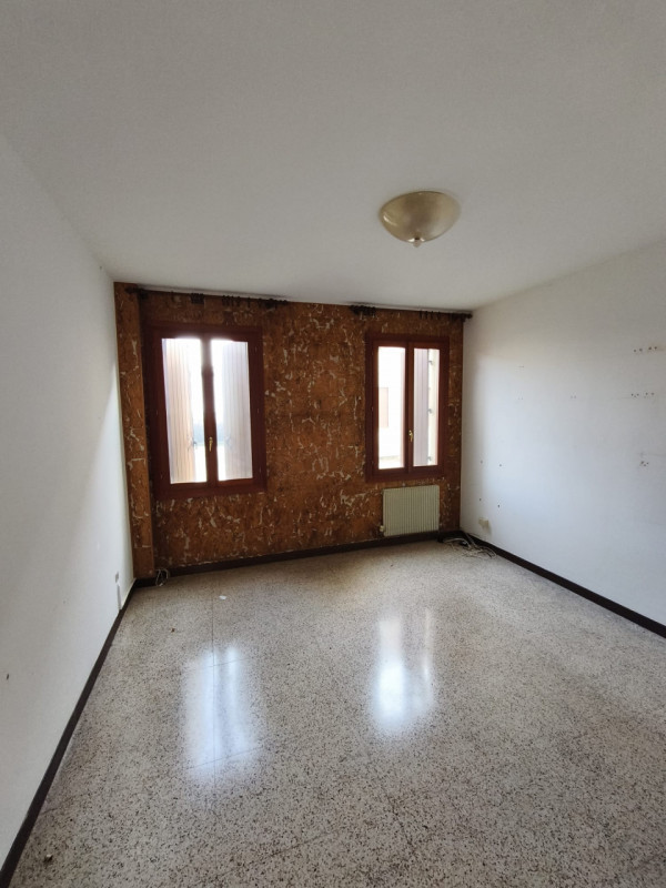 Proponiamo in vendita un ampio appartamento trilocale di 113 mq. (dei quali 94 mq. di appartament...