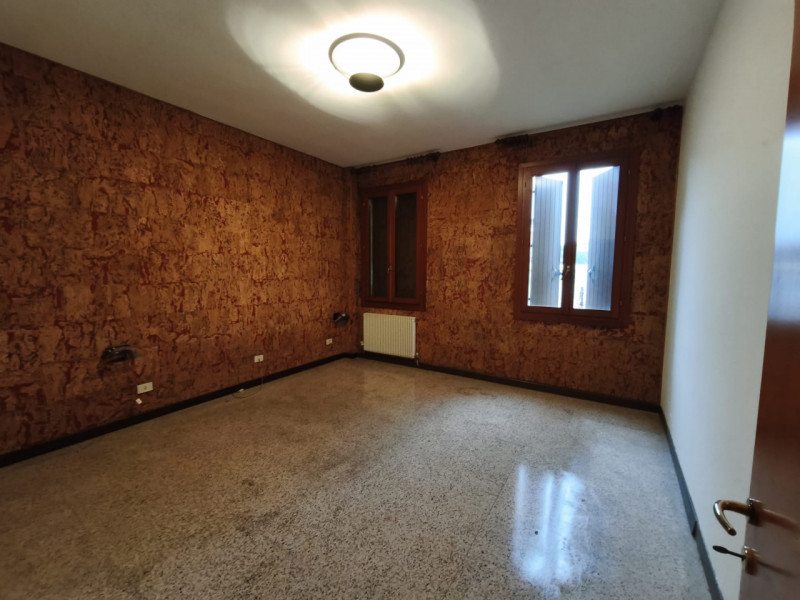 Proponiamo in vendita un ampio appartamento trilocale di 113 mq. (dei quali 94 mq. di appartament...