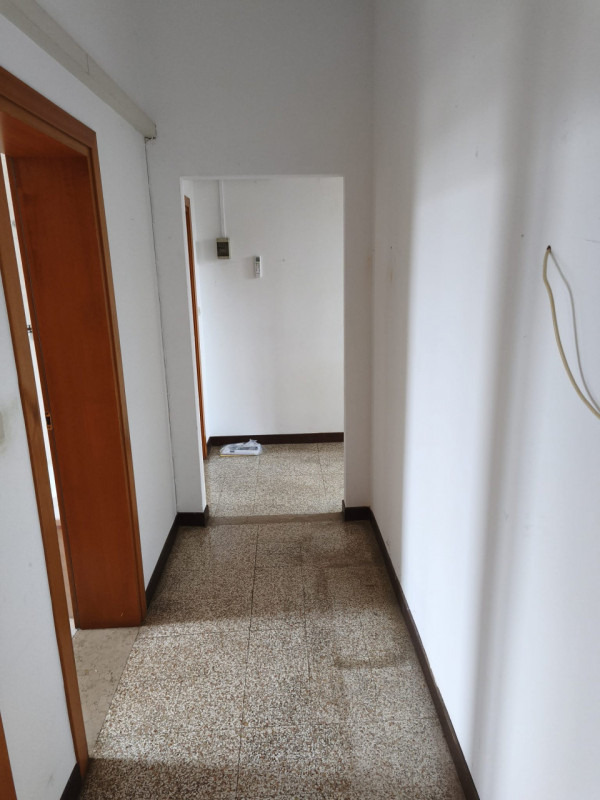 Proponiamo in vendita un ampio appartamento trilocale di 113 mq. (dei quali 94 mq. di appartament...