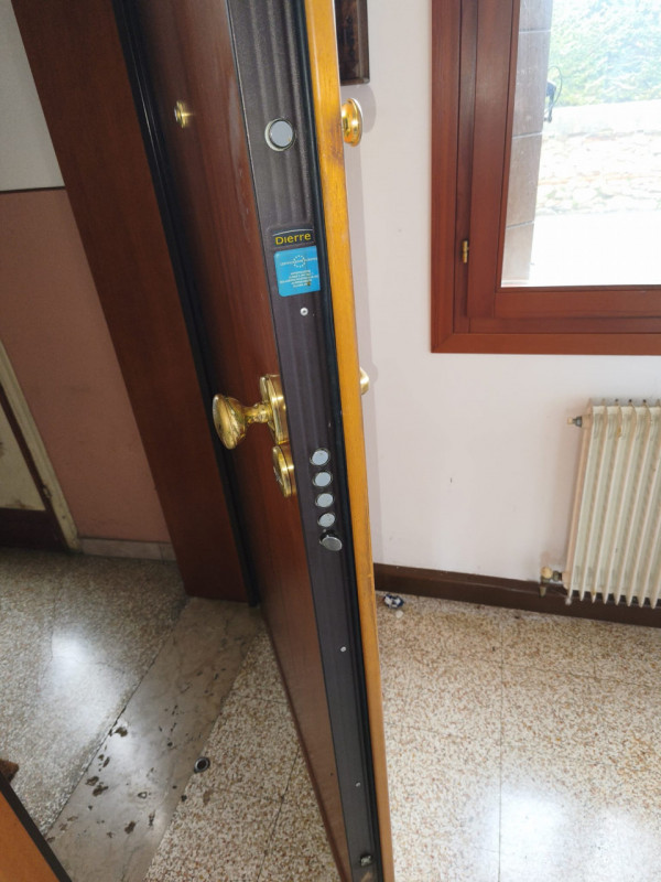 Proponiamo in vendita un ampio appartamento trilocale di 113 mq. (dei quali 94 mq. di appartament...