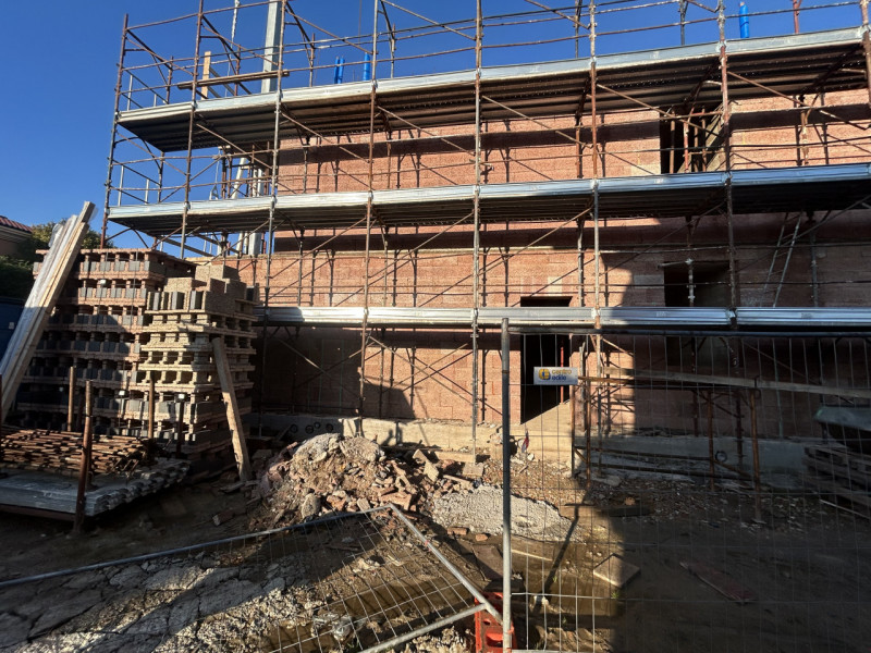 Vivere in un appartamento dove spazio, luce e comfort si incontrano è finalmente possibile. Situa...