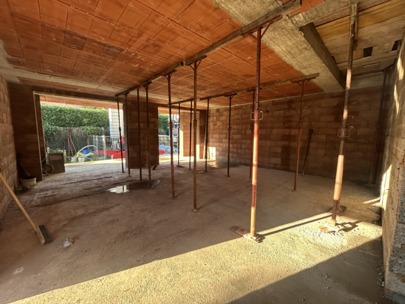 Vivere in un appartamento dove spazio, luce e comfort si incontrano è finalmente possibile. Situa...